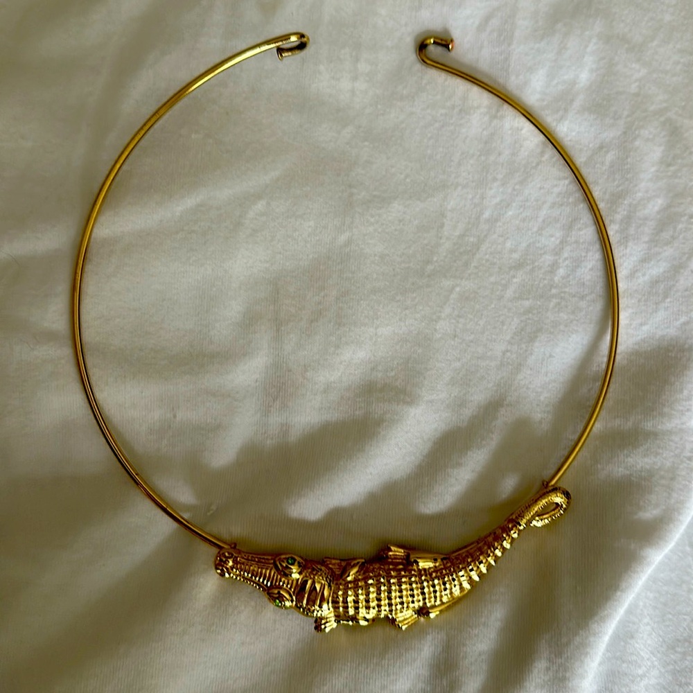 Lilly necklace with alligator